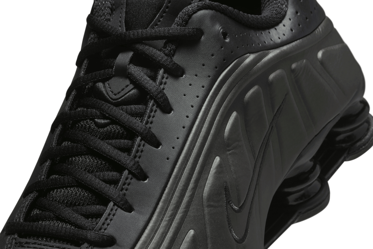 Nike Shox R4 Triple Black - Image 3